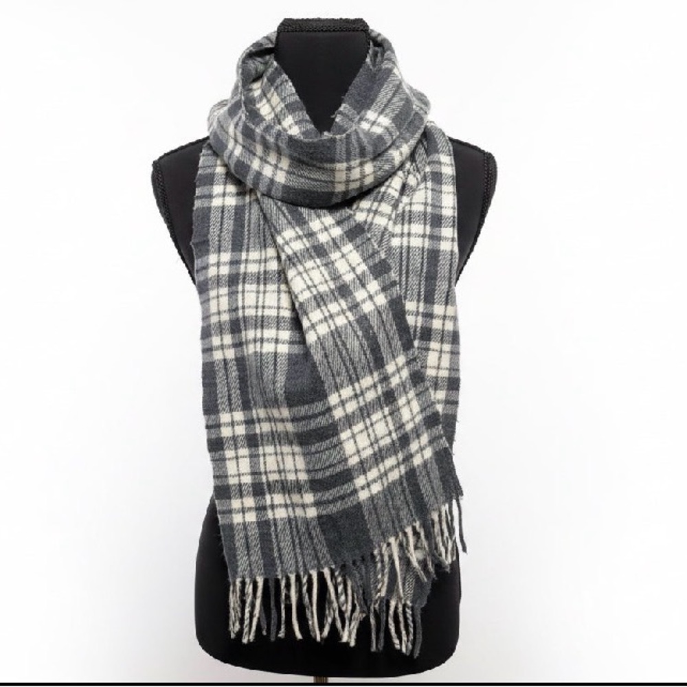 Burberrys of London 100% Lambswool Scarf